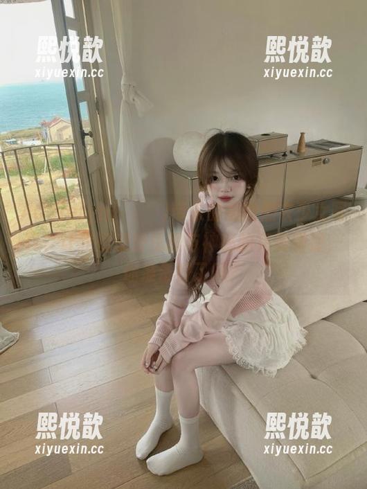 Addielyn(에디린)带来的最新黑衣少女写真，让我们感受优雅与神秘的完美碰撞，你准备好了吗？