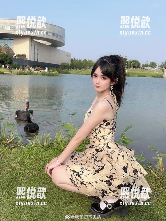 魅力四射的Akisoso秋楚楚白丝套图限时免费，来下载抢先体验吧！