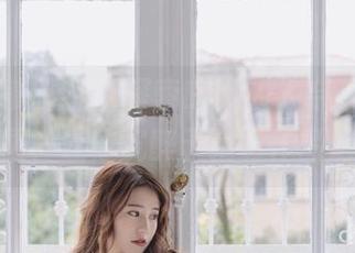 Feilin嗲囡囡 – 探索Emily顾奈奈酱的长腿美图，让你沉醉于精彩作品之中！