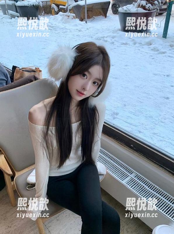 GIRLT果团网 - 周大萌短裤写真作品，图片展现青春活力与时尚态度