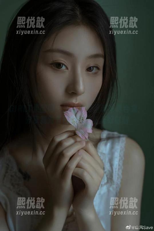 GIRLT果团网 - 陈雅漫的圣诞写真合集：分享我对节日的迷茫与美好时刻