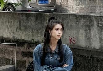 HuaYang花漾 – Emily顾奈奈酱的棉袜写真探索：独特魅力在图库中绽放，快来感受这份美好！