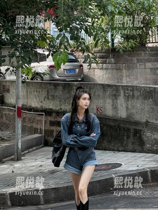 HuaYang花漾 - Emily顾奈奈酱的棉袜写真探索：独特魅力在图库中绽放，快来感受这份美好！