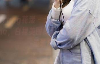 HuaYang花漾 – 无圣光氛围中的小海臀Rena，白裙美图尽显其独特魅力，令人流连忘返！