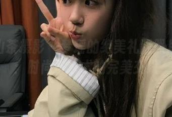 ISS山茶摄影 – 梦瑶的绝美礼服照片合集:时尚与艺术的完美交织