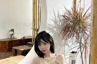微密圈 – 红色睡袍之下的Jessie婕西：一场关于写真与分享的视觉盛宴