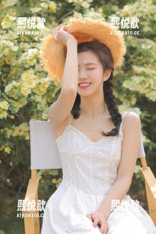 观看喵糖映画独特的复古私房短发美女写真，感受不一样的摄影艺术与魅力！