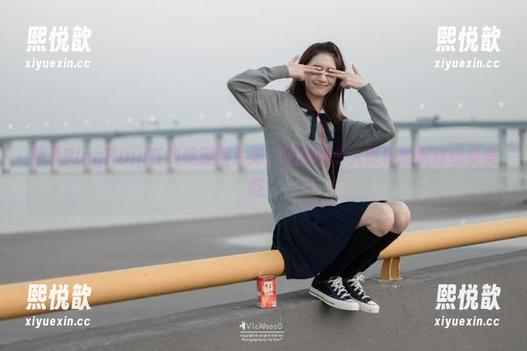 探索PingPing在线美腿图片集，绽放她令人惊艳的腿部线条美感！