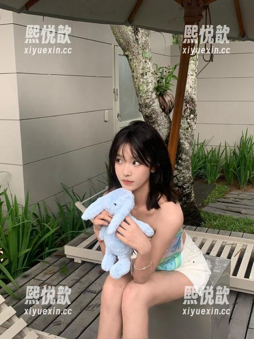 TouTiao头条女神 - 曲佑熙长腿写真大赏，个性化壁纸让你的生活充满风格！