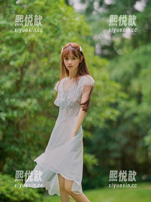 TouTiao头条女神 - 定制风格旅拍写真：杨曼妮的镜头下的世间美景