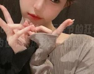 TouTiao头条女神 – 万圣节的狂欢时刻：松果儿为你带来精彩亮丽的图片分享体验