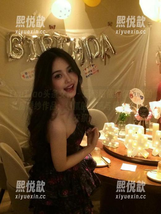TouTiao头条女神 - 探索阿依努尔瓦娅的私房婚纱作品：细腻的情感与极致的美丽交织