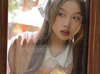 UGirls尤果网 – 窥探张馨彤的白丝私房世界，展示她的写真图片之美