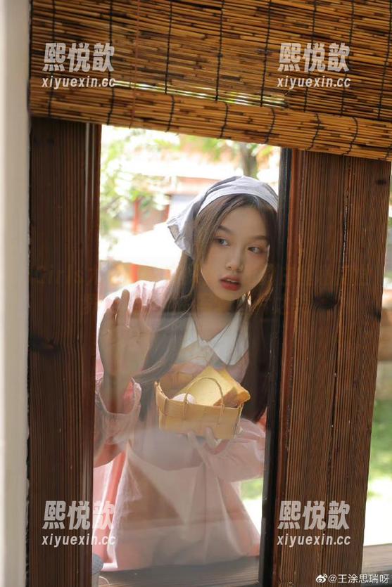 UGirls尤果网 - 窥探张馨彤的白丝私房世界，展示她的写真图片之美