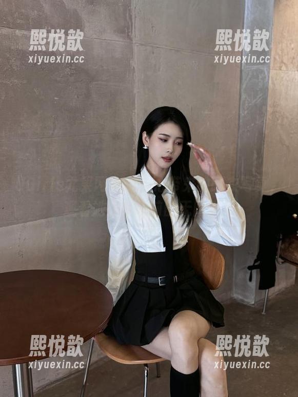 UGirls尤果网 - 霓梓心带来的睡衣写真，观看她在镜头前的无限魅力