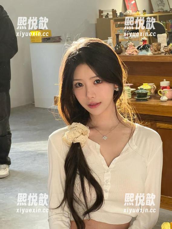 Xiuren秀人网 - 论Elise谭晓彤的定制棉袜作品，时尚与舒适并存的典范