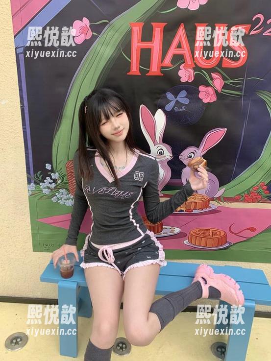Xiuren秀人网 - 简约而不简单：Elise谭晓彤比基尼高清美图展现时尚美感与气质