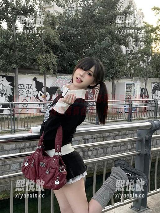 Xiuren秀人网 - Laura苏雨彤与白裙的完美邂逅：独特写真合集，尽显少女心事