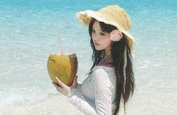Xiuren秀人网 – 精选作品：伍晓丽Shirley身穿旗袍，领略传统文化与现代魅力的完美结合