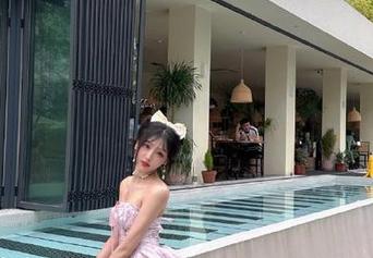 Xiuren秀人网 – 感受双笙Alina在泳池的魅力：写真作品集带你走进清凉夏日