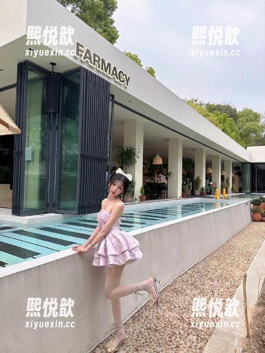 Xiuren秀人网-双笙Alina Xiuren秀人网 - 感受双笙Alina在泳池的魅力:写真作品集带你走进清凉夏日