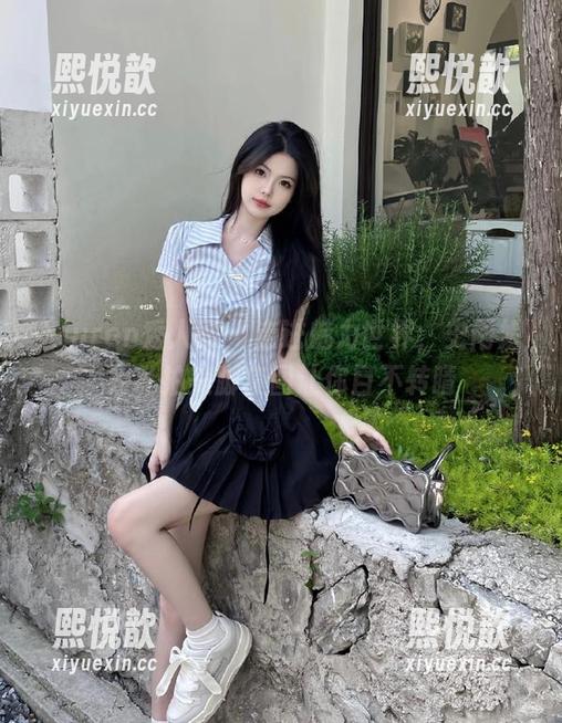 Xiuren秀人网 - 走进魅力世界，史雨姐姐私拍美脚套图让你目不转睛