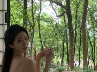 Xiuren秀人网 – 吃白菜的vi菜菜呈现的厨娘系列美图，尽情享受每一张图包里的细腻与温暖！