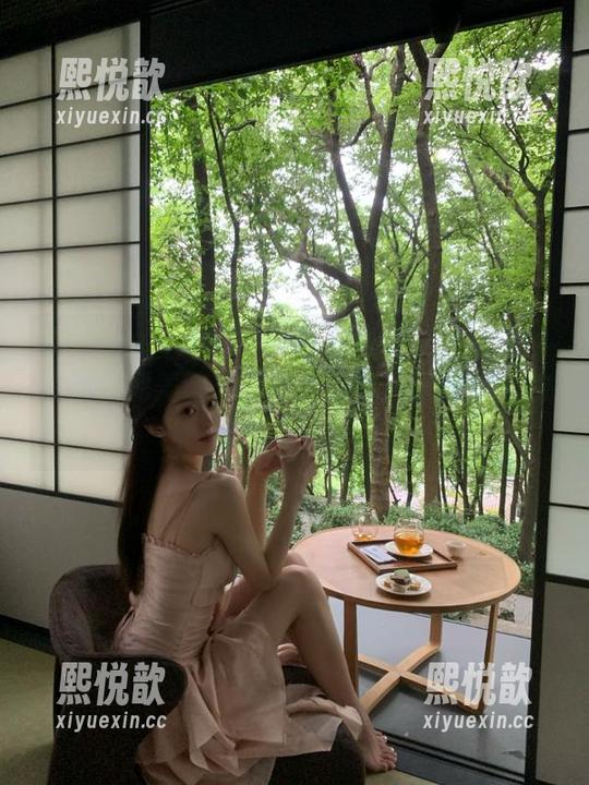 Xiuren秀人网-吃白菜的vi菜菜 Xiuren秀人网 - 吃白菜的vi菜菜呈现的厨娘系列美图,尽情享受每一张图包里的细腻与温暖!