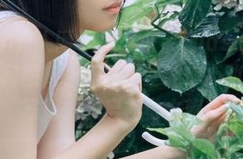 Xiuren秀人网 – 探秘小茉莉jasmine的浴缸奇幻图库，下载那些让你心动不已的写真，开启视觉之旅！