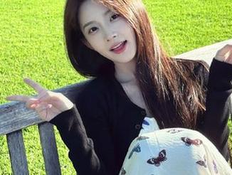 Xiuren秀人网 – 热销精选，尹甜甜女友原图与套图，完美展现青春的美丽与甜蜜！