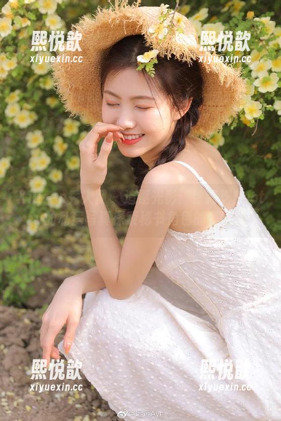 Xiuren秀人网 - 追逐光影：徐莉芝Booty的私房写真探索秘书角色的多面性