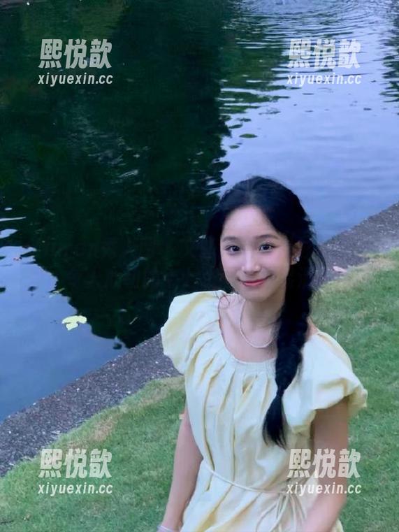 Xiuren秀人网 - 文静儿的白衬衫美图合集：令人心动的十七张图片尽显清新气息