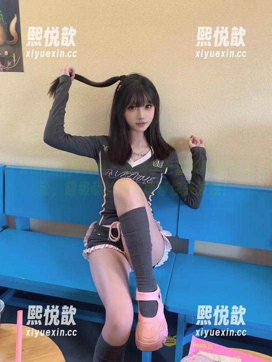 Xiuren秀人网 - 最新李七喜眼镜写真资源，超级萌的少女感等你来发现！