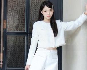 Xiuren秀人网 – 感受林文文yooki的温柔气息：她精彩图库中的动人写真作品