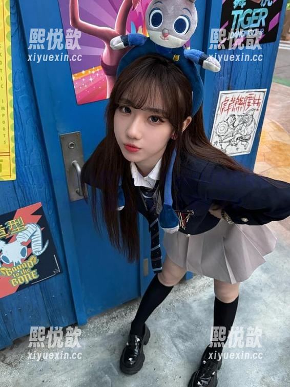 Xiuren秀人网 - 林文文yooki校园写真：原图与图片，记录青春的美好