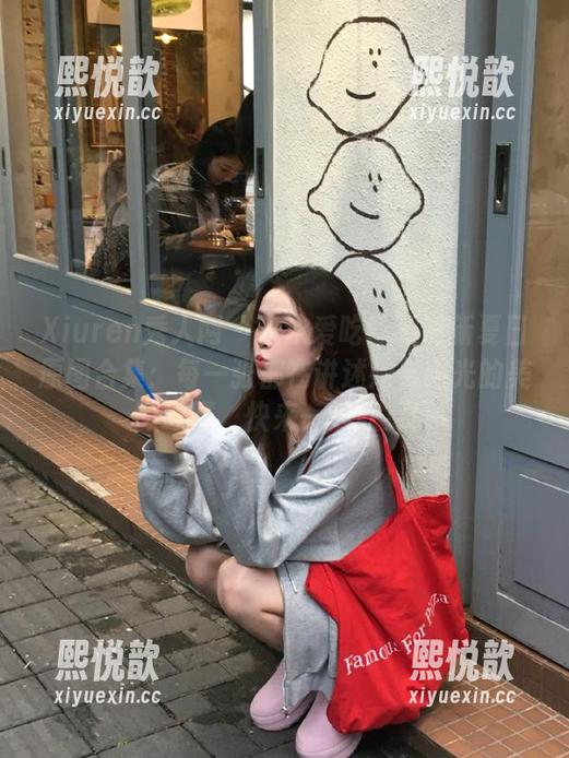 Xiuren秀人网 - 汐汐爱吃草莓清新夏日原图合集：每一张都在讲述她与阳光的美丽故事，快来一起欣赏！