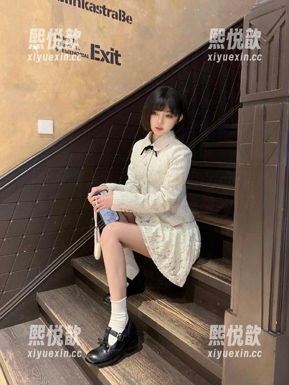 Xiuren秀人网 - 高清王馨瑶Yanni短裙写真，让每一张照片都散发轻盈魅力