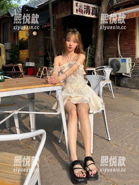 Xiuren秀人网 - 职场风格再升级，瑶啊摇的瑶倾情分享她的职业装原图，快来欣赏！