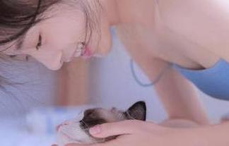 Xiuren秀人网 – 绯月樱-Cherry的写真：在蕾丝吊袜与镂空内衣中，掀起一场关于美妙的照片探险！