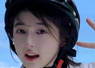 Xiuren秀人网 – 精致眼镜写真不容错过，观看苏苏阿的作品，原图带你感受艺术与时尚的结合。