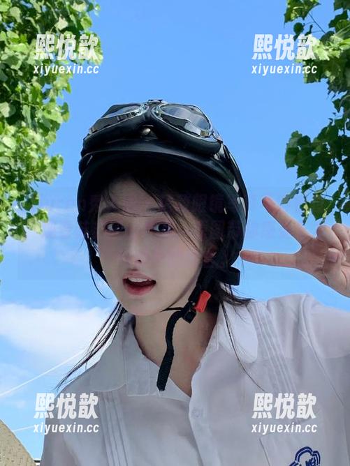 Xiuren秀人网 - 精致眼镜写真不容错过，观看苏苏阿的作品，原图带你感受艺术与时尚的结合。