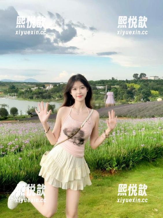 Xiuren秀人网 - 金幼汐Vivian全新校服写真更新：校园风情与青春活力的完美结合