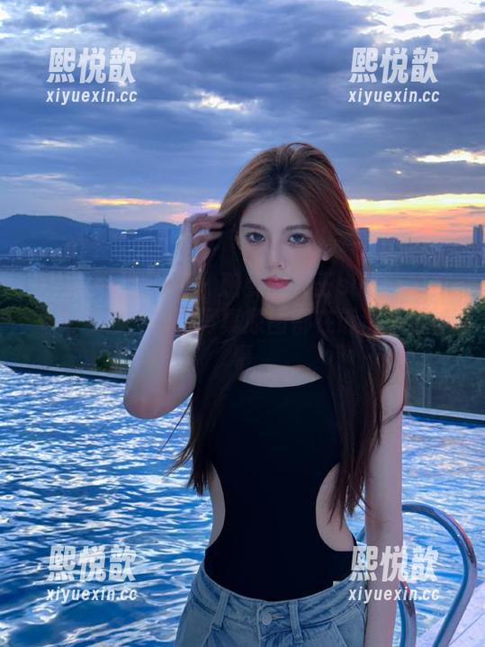 Xiuren秀人网-雯大王susie Xiuren秀人网 - 感受雯大王susie的比基尼艺术:每张写真原图都在诉说夏日故事