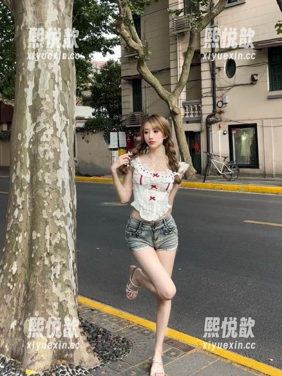 Xiuren秀人网 - 享受露露小喵兔女郎系列美图所带来的视觉冲击，精选每一幅，感受纯粹的诱惑！