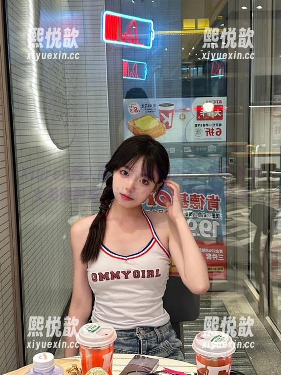 Xiuren秀人网 - 青春的印记：黄乐然少女美图图集，让每个瞬间都值得珍藏