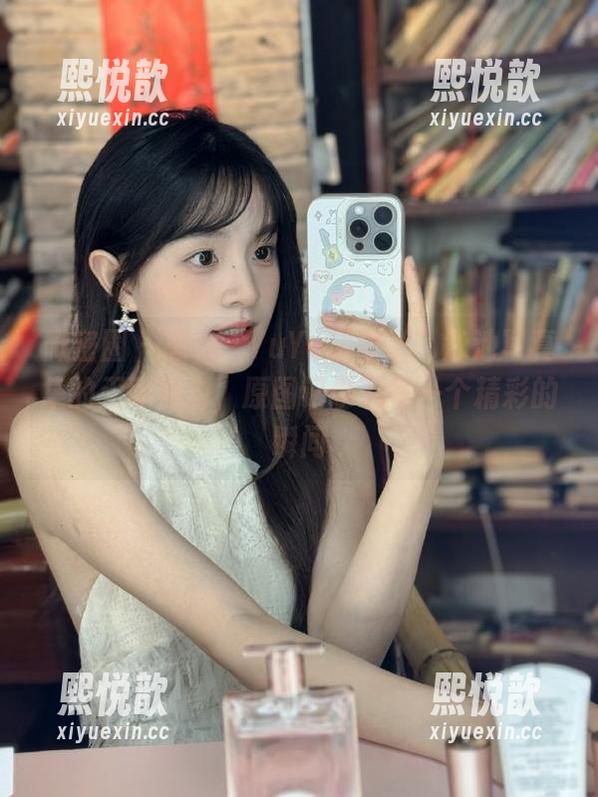 微密圈 - 感受“YuYu超甜丫”泳池写真集的无限魅力，原图记录下每一个精彩的瞬间