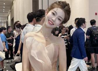 beautyleg – 简晓育的白衬衫美图分享，与其说是时尚，不如说是生活的哲学。