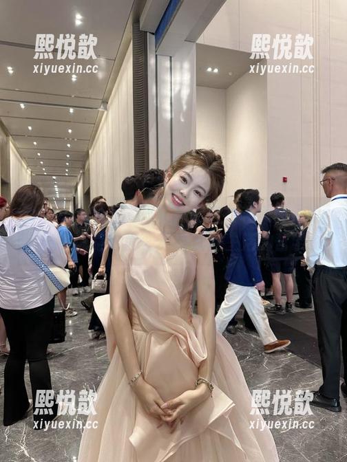 beautyleg-简晓育 beautyleg - 简晓育的白衬衫美图分享,与其说是时尚,不如说是生活的哲学。