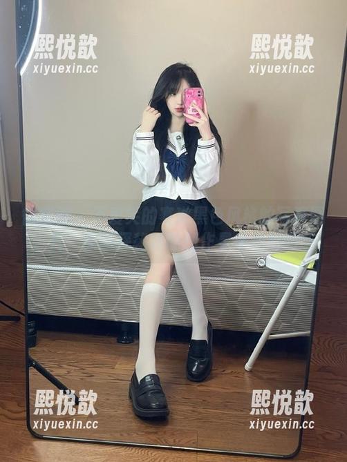 微密圈 - 不爱笑的赛琳黑色风格的写真图片：原图探秘她的创作灵感与技巧