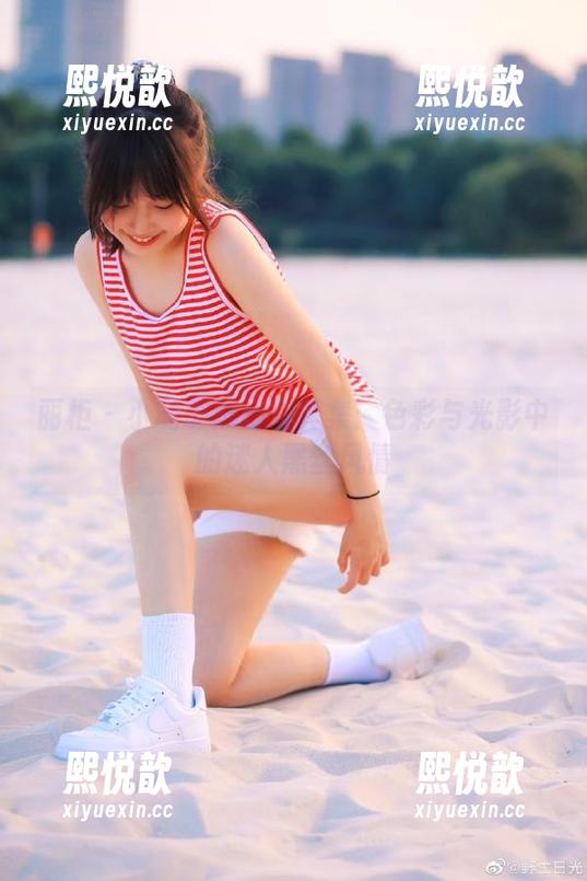 丽柜 - 小璐璐黑丝写真集：色彩与光影中的迷人黑丝风情